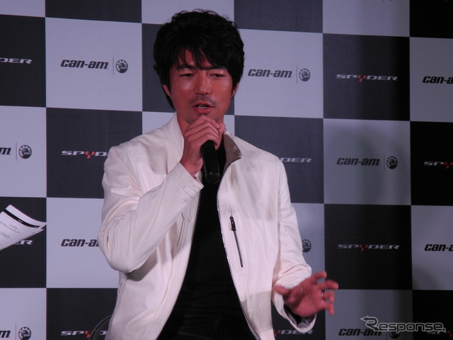 「高速で渋滞したら、すぐ下りる。遠回りしても、常に走っていないとダメ」と話す俳優の仲村トオルさん