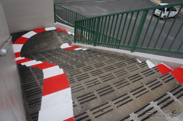 鈴鹿サーキット稲生駅の縁石風ペイント