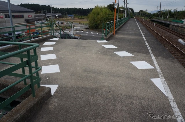 鈴鹿サーキット稲生駅の縁石風ペイント