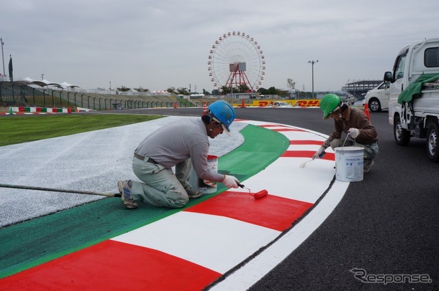 たレーシングコース縁石塗装の様子