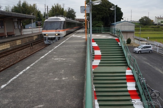 鈴鹿サーキット稲生駅の縁石を模した塗装