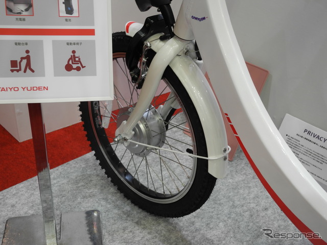 太陽誘電が展示したリアカー一体型電動アシスト三輪車「三輪駆動静香」