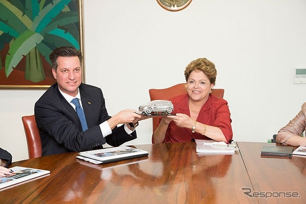 フォルクスワーゲンブラジルのThomas Schmall社長とブラジルのジルマ・ルセフ大統領
