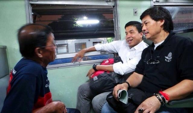 チャチャート運輸相（中央）とプラパット・タイ国鉄総裁（右）