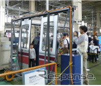 東京都交通局は11月2日に馬込車両検修場で「都営交通フェスタ」を開催。写真は車庫内見学の様子