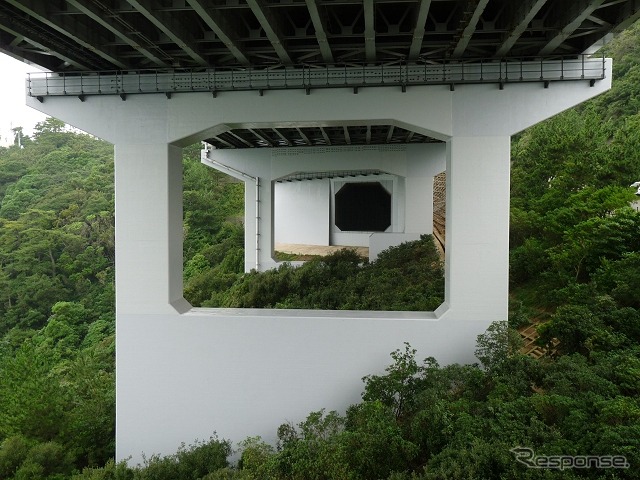 大鳴門橋から陸地(四国側)に移る部分も鉄道を建設できるスペースやトンネルが部分的に整備されており、橋脚は鉄道用の「穴」があいている。