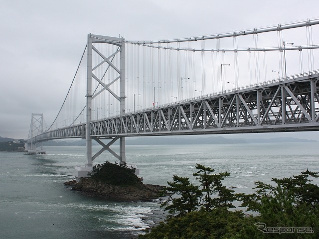 鳴門海峡を渡って淡路島と四国を結んでいる大鳴門橋。橋りょうの下層部(トラス桁内)に鉄道用のスペースが隠されている。