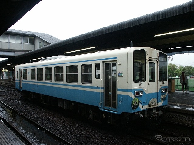 「鉄道ホビートレイン」に改造されるキハ32形気動車。いかにもローカル線の小型車両だが、来春から「新幹線風」の観光列車に生まれ変わる。