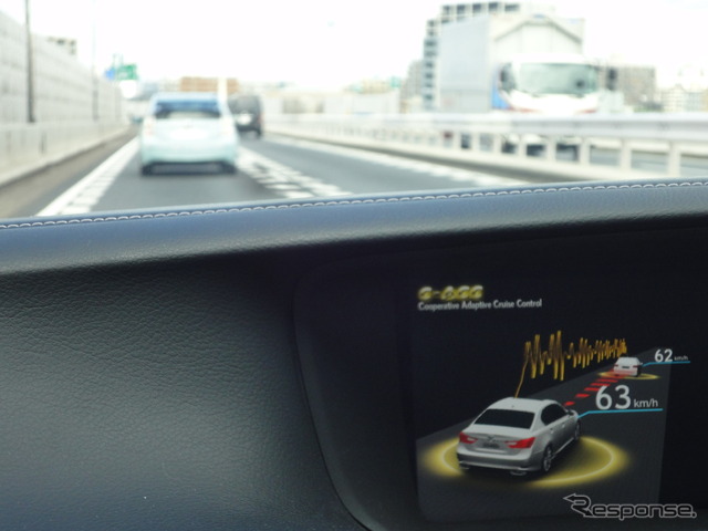 トヨタ AHDA 先行車との車車通信を示すモニター画面