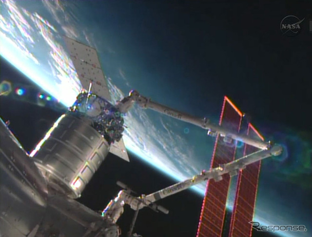 「ハーモニー」（第2結合部）に結合したシグナス補給船（出典：JAXA/NASA）