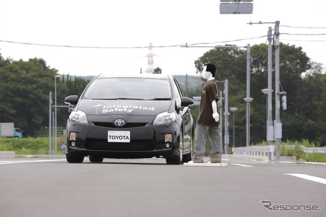 トヨタ 歩行者対応自動操舵機能付きPCS