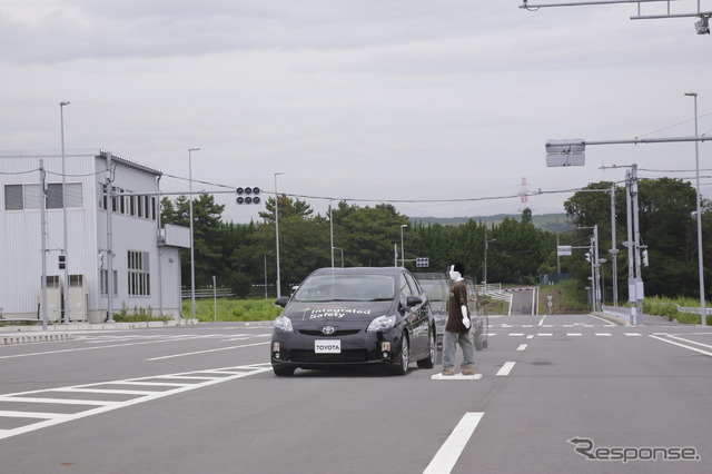 トヨタ 歩行者対応自動操舵機能付きPCS
