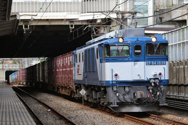 府中本町駅を通過する貨物列車。IT-FRENSによる運行情報の提供は列車単位だったが、10月8日からはコンテナ単位で提供している。