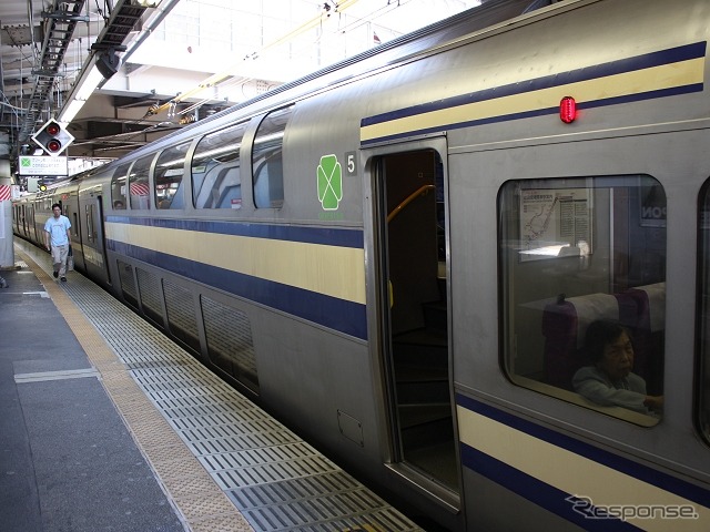 品川駅に停車中の横須賀線電車。モバイルSuicaで普通列車のグリーン車を利用すると50円分のSuicaチャージがプレゼントされるキャンペーンが10月15日から始まる。