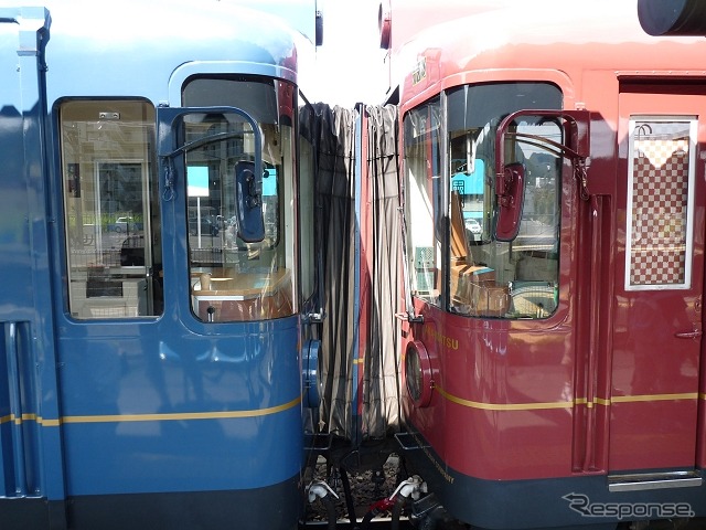 現在は「あおまつ」(左)と「あかまつ」(右)の2両編成で運転されている『丹後あかまつ号』だが、11月からは「あかまつ」と「コミューター車両」の2両編成となる。
