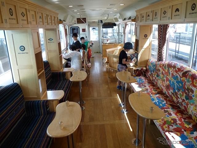 「あかまつ」の車内。木材を多用した内装が特徴だ。