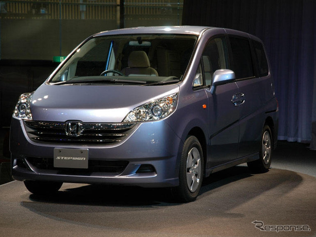 【ホンダ ステップワゴン 新型発表】三角窓で安全確認可能!?