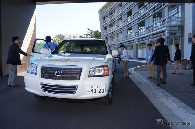 九州大学伊都キャンパスでの燃料電池車試乗会(スマートモビリティアジア13)