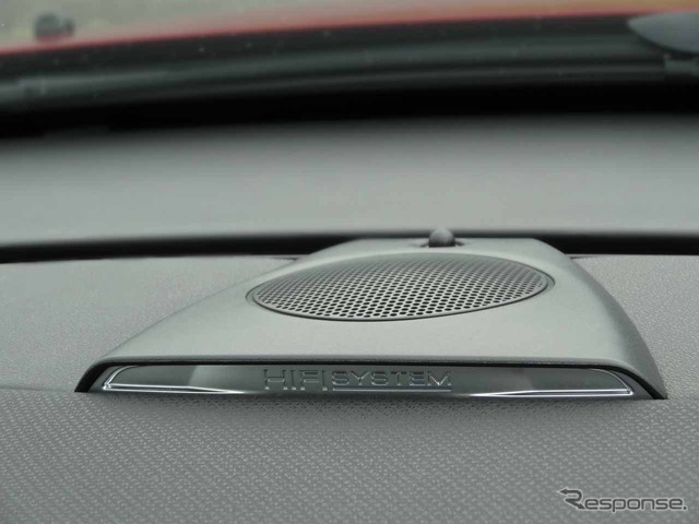 ダッシュボード上にはセンタースピーカーかと思いきや、これはフェイク