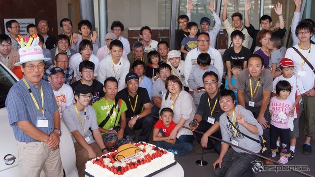 マーチ12SRのオーナーと開発者が、生誕10周年をお祝い(ケーキの帽子を被ってオーナー達と記念撮影する中島繁治氏)