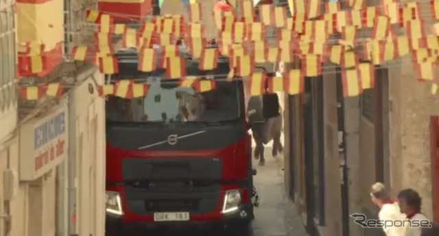 スペインの闘牛祭りに参加した新型ボルボFL