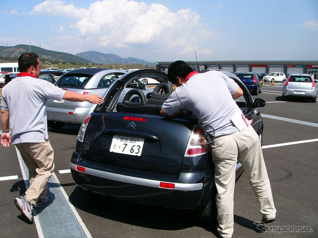 【写真蔵】シトロエン C3 プルリエルをオープンにする。