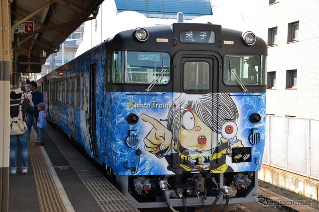 米子駅0番ホームに到着した鬼太郎列車。