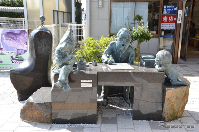 駅前では水木しげる氏が執筆中。