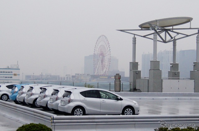 試乗用の車両が雨に濡れる。