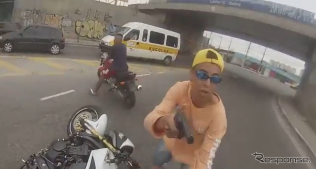 ブラジルで起きたバイクジャックの映像
