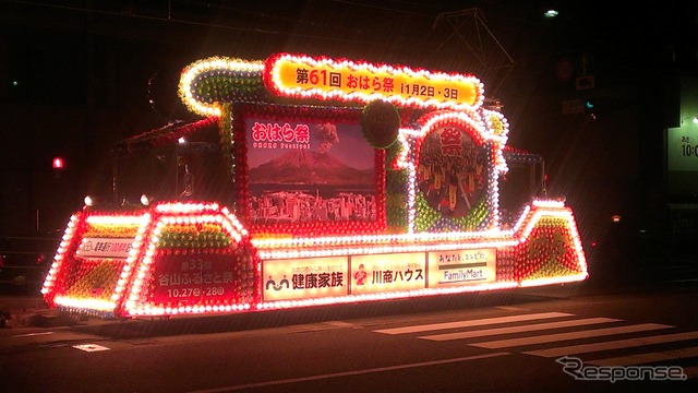 鹿児島市交通局は「おはら祭」にあわせ恒例の花電車を運行する。写真は2012年の運行時の様子。