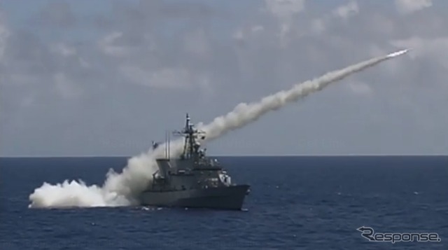 ハープーン・ミサイルを装填したボーイングF/A‐18Fスーパーホーネット(動画キャプチャ)