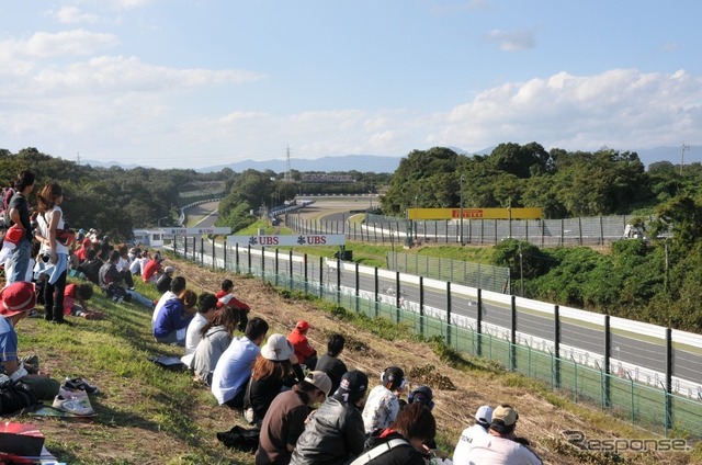 バックストレート裏のエキストラビューエリアから、スプーンカーブ方向の眺め。土曜日の予選中