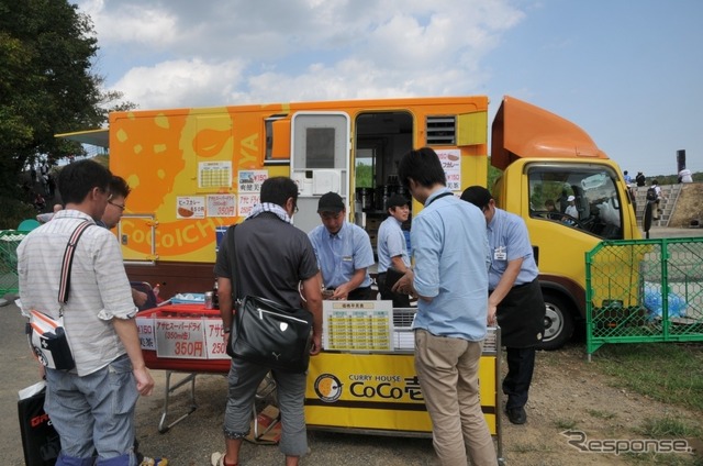 サーキットでもカレーのココイチは人気。何ヶ所か出店していた