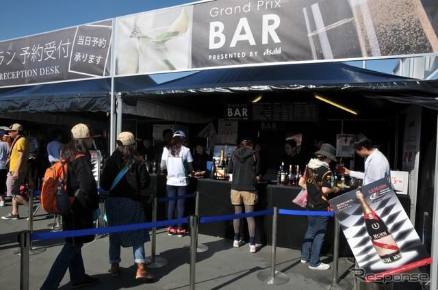 F1でBARと言えばホンダだが、これは本物のバー。シャンパンから各種カクテルまであって本格的