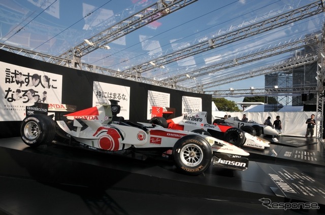 ジェンソン・バトンがドライブしたホンダ RA106(2006年)。奥はセナが乗ったマクラーレン・ホンダ MP4/5B