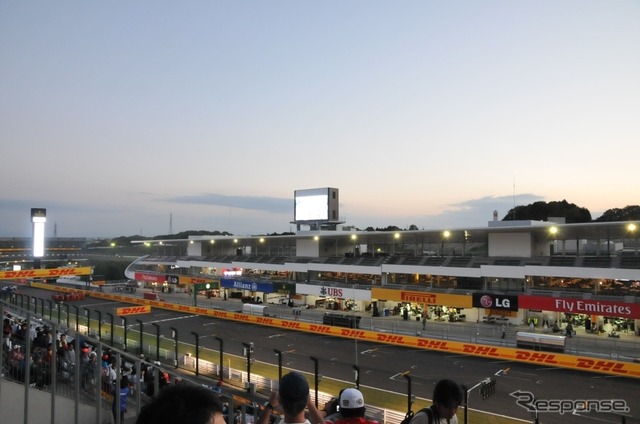 土曜の夜にはグランドスタンドで前夜祭が行われた