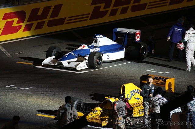 夜のサーキットで中嶋悟氏にゆかりのあるF1マシンのデモランが行われた