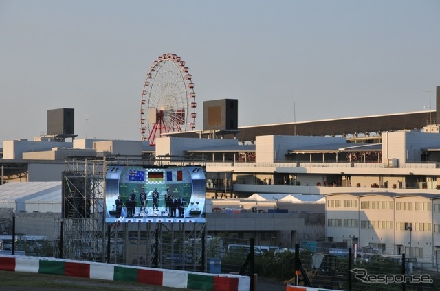 表彰台はサーキットビジョンで見守った。グランドスタンドが羨ましい時間帯
