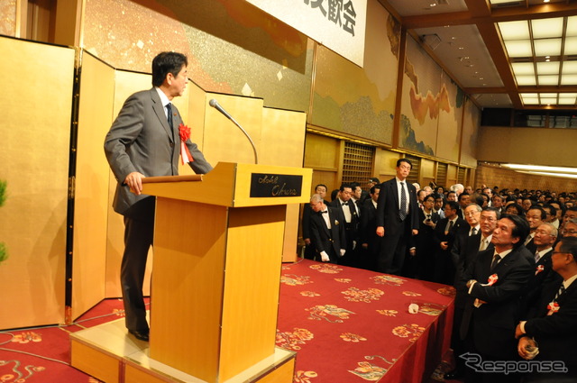2013年の自動車団体新年賀詞交換会に出席した安部晋三首相