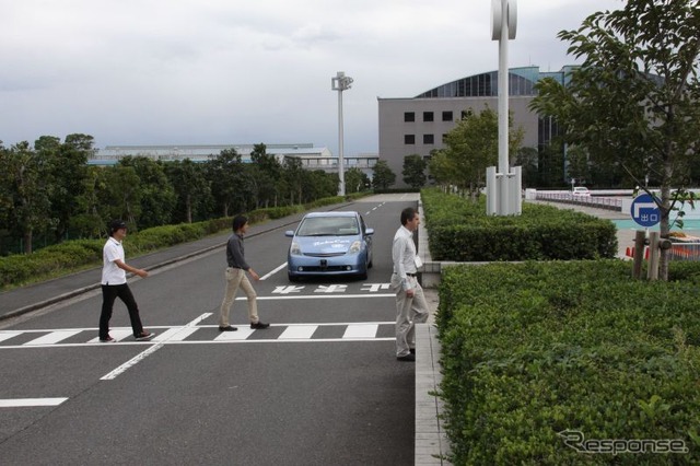 歩行者を認識して停止