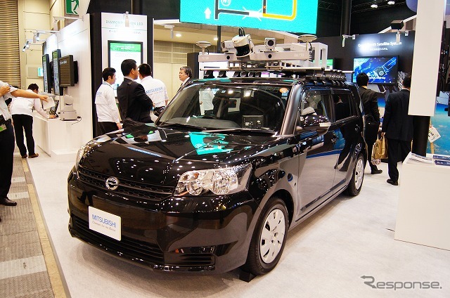 三菱電機ブースに展示されていた高精度GPS移動計測装置「三菱モービルマッピングシステム(MMS)」搭載車。K320という機種。