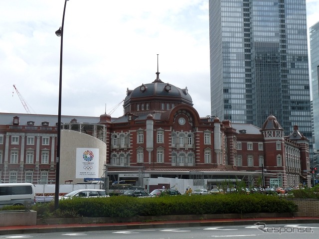 戦前の姿に復元された東京駅丸の内駅舎。写真左側に総武・横須賀線地下ホームの換気塔が見える。
