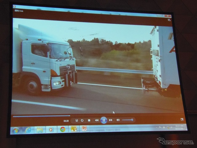 トラックの自動運転隊列走行システム。車車間通信(V2V)によって、時速80kmで4mという短い車間で制御(ITS世界会議13)