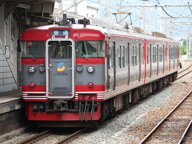 屋代駅に停車中の115系。しなの鉄道では現在、写真の3両編成のほか2両編成の115系も運用している。