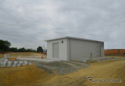 変電所は2カ所に設けられる。用地の買収と造成が完了し、現在は建屋や機器の整備が進められている。