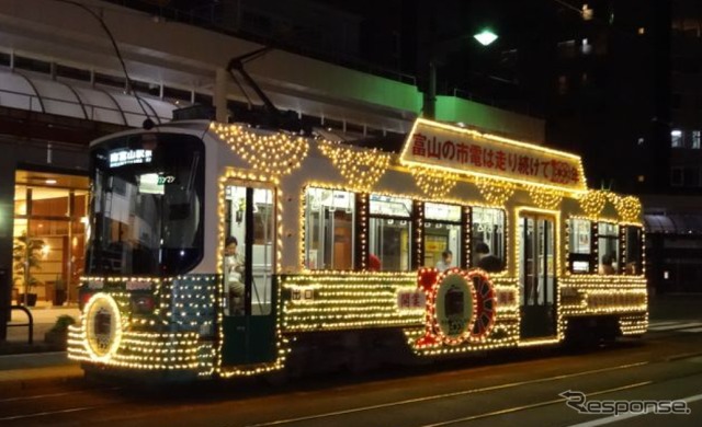 花電車は8000形8004号を使用。電飾を施して運行している。