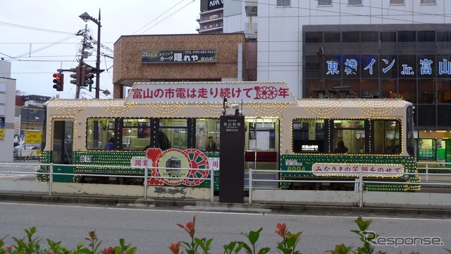 富山駅前停留場に停車中の花電車。運行期間を10月31日まで延長する。