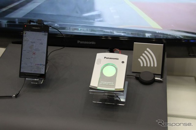 V2V、V2P用車載端末。スマートフォンやカーナビにBTなどで通信した情報を飛ばす