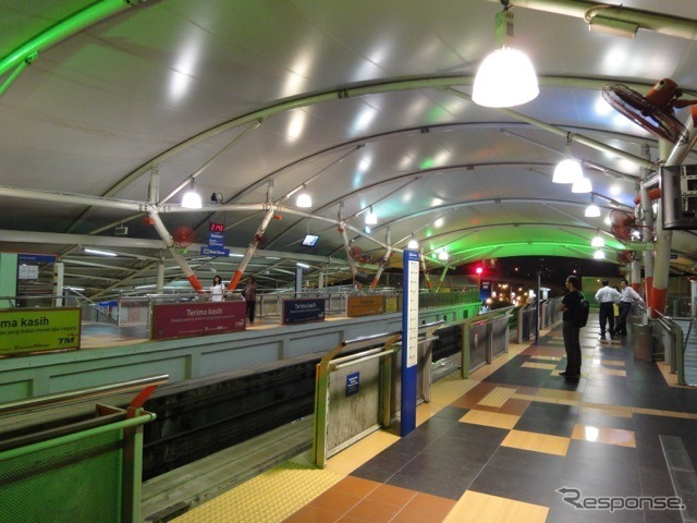 クアラルンプール・KLモノレールの駅。4両編成の新車導入とともに駅施設の改良も行われる